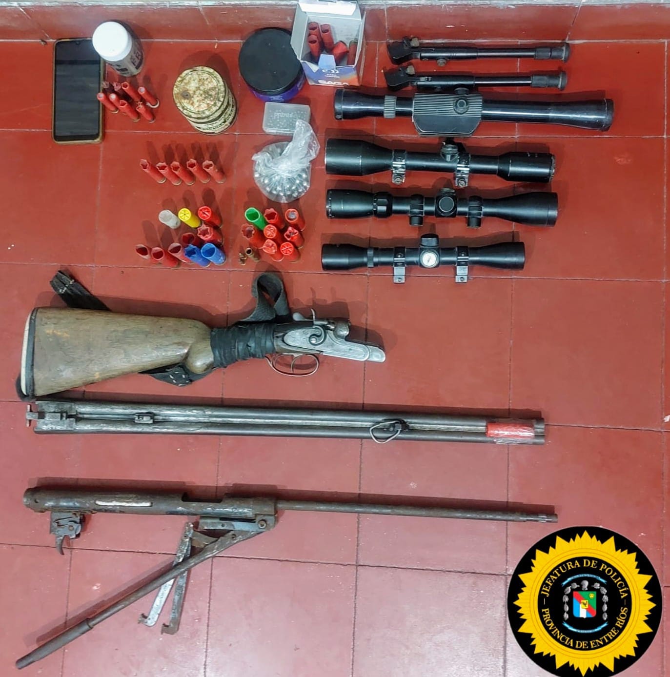 Múltiples allanamientos, secuestro de miras telescópicas, armas de fuego y carne vacuna